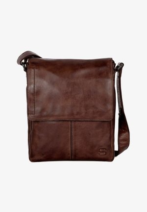 Sac bandoulière en cuir marron avec fermeture à rabat, coutures verticales, bandoulière réglable, et logo "S" embossé en bas à droite à l'avant.