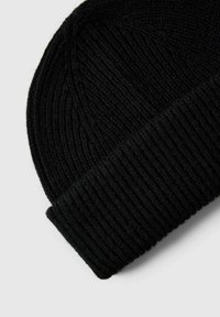 Beanie nero in maglia con texture a costine e orlo ripiegato, realizzato in una morbida miscela di lana per offrire calore e comfort.
