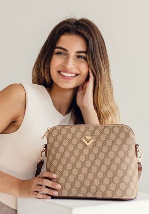 Beige gemusterte Handtasche mit goldfarbenen Beschlägen und abnehmbarem Tragegurt. Glatte Textur, rechteckige Form, mit einem Logoakzent.