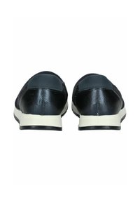 Chaussures en cuir noir avec une finition lisse et des semelles en caoutchouc blanches contrastantes. L'arrière présente un accent noir mat sur le talon.