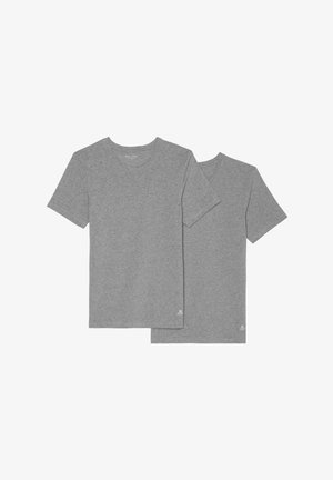 Dwie szare bawełniane koszulki, jedna z okrągłym dekoltem, a druga z dekoltem w kształcie litery V. Obie mają krótkie rękawy i małe logo u dołu.