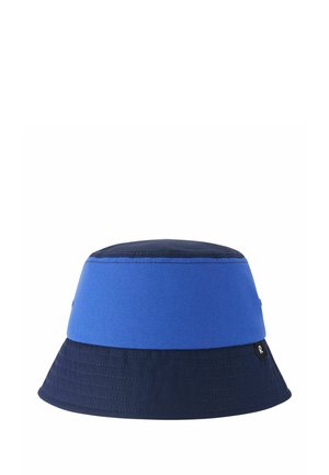Dwukolorowy kapelusz typu bucket z jasnoniebieską środkową częścią oraz ciemnogranatowym wierzchem i rondem, z małą czarną metką po boku.