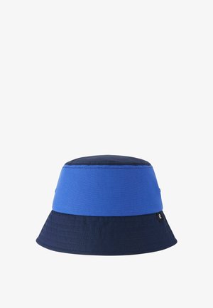 Dwukolorowy kapelusz typu bucket z jasnoniebieską środkową częścią oraz ciemnogranatowym wierzchem i rondem, z małą czarną metką po boku.