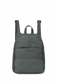 Mochila verde de cuero con correas ajustables, asa superior y un diseño estructurado. Cuenta con un bolsillo frontal y una superficie texturizada.