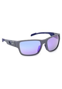 Harmaat muoviset aurinkolasit, joissa on suorakulmainen kehys, violetit liukuvärioptiat ja teksturoidut sankat, joissa on Adidas-logo.