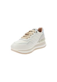 Sneaker bianco con suola piatta, lacci beige, dettagli argentati e un charm decorativo in perle e cristalli sui lacci.
