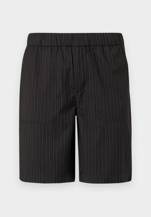 Črne kratke hlače z rahlim navpičnim belim vzorcem, elastičnim pasom in dvema stranskima žepoma, narejene iz lahke, teksturirane tkanine.