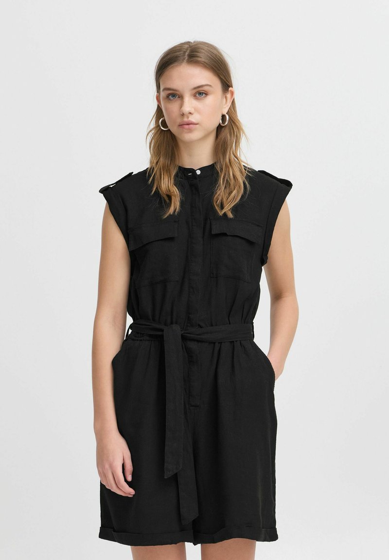 Vestido negro de manga corta hecho de tela ligera, con un frente de botones, dos bolsillos en el pecho, una cintura ceñida con cinturón y un corte relajado.