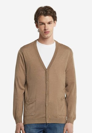 Brun cardigan lavet af blødt stof, med V-udskæring, forlommer og seks knapper ned foran. Lange ærmer og en afslappet pasform.