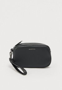 Μαύρη καλλυντική τσάντα από δέρμα με ορθογώνιο σχήμα, διαθέτοντας φερμουάρ, λουράκι καρπού και ανάγλυφο λογότυπο στο μπροστινό μέρος.