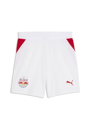 Shorts de sport blancs avec des accents triangulaires rouges près de la taille, logo Red Bull Salzburg sur la jambe gauche et logo Puma rouge sur la jambe droite.