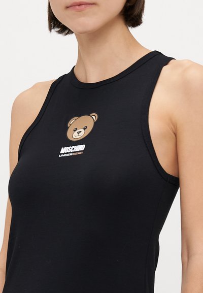 Top senza maniche nero con grafica di un orso e testo "Moschino Underbear" in bianco, realizzato in tessuto liscio con un design aderente.