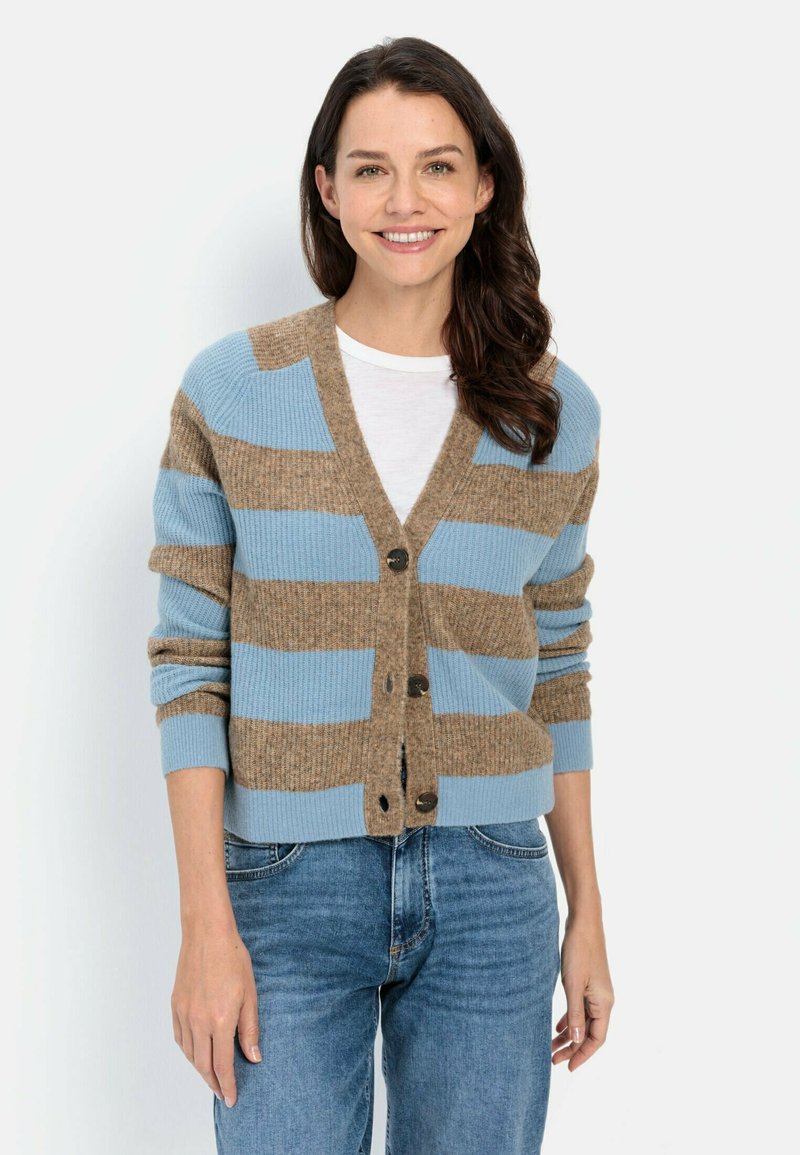 Stribet cardigan i blå og brune farver, lavet af blødt strikmateriale. Har v-hals, lange ærmer og lukning med fire knapper.