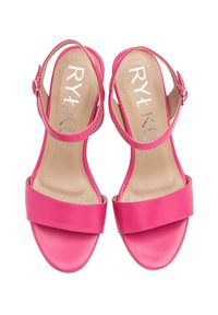 Różowe sandały na obcasie z gładkiej skóry, z dwoma szerokimi paskami na wierzchu oraz regulowanym paskiem wokół kostki. Logo RYLKO na wkładce.