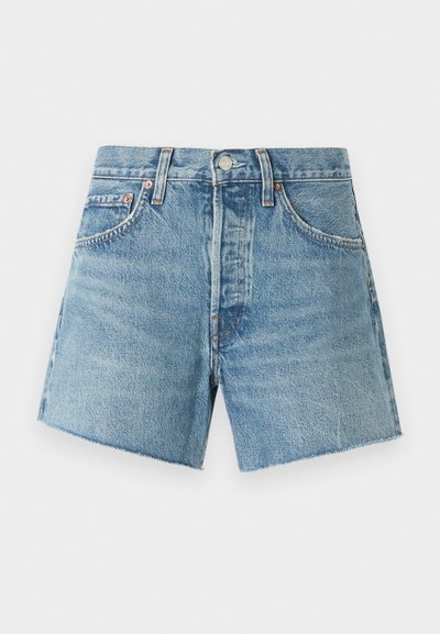 Pantalones cortos de denim azul claro con cintura alta, dobladillo deshilachado, cinco bolsillos, remaches de cobre y cierre de cremallera. Diseño texturizado y casual.