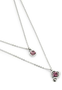 Collar de cadena plateada con dos gemas cuadradas rosas, una más grande con un pequeño detalle decorativo, mostrando un acabado liso.