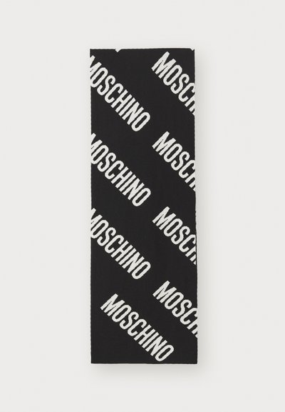 Czarna tkanina z powtarzającym się logo "MOSCHINO" w wyraźnych białych literach pod kątem, o gładkiej fakturze i prostokątnym kształcie.