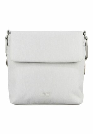 Sac bandoulière en tissu gris clair avec rabat avant, attaches à boucle métallique, et logo de marque "Jost" en relief discret sur le bas à l'avant.