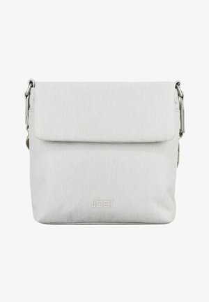 Sac bandoulière en tissu gris clair avec rabat avant, attaches à boucle métallique, et logo de marque "Jost" en relief discret sur le bas à l'avant.