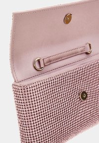 Rosa clutchväska med texturerade, glittrande rhinestones, guldfärgad hårdvara och tryckknappstängning. Inuti finns en slät tygfoder.