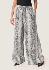 Wijdlopende broek in een slangenprintpatroon, met een grijs en zwart kleurenschema, elastische tailleband met een trekkoord en een gladde stoftextuur.