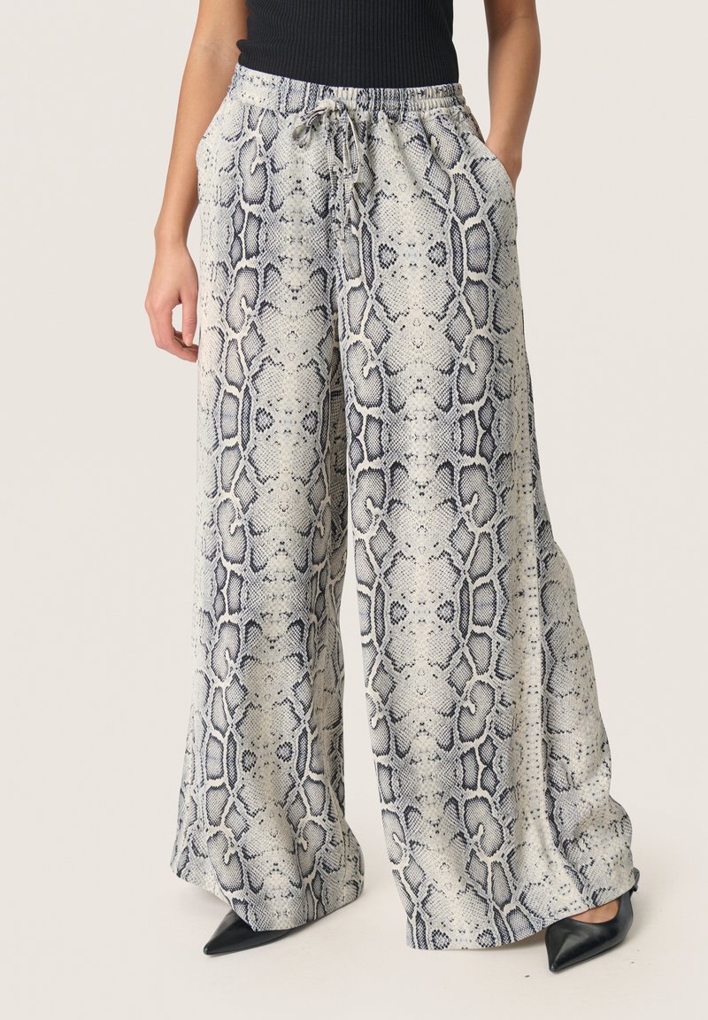Wijdlopende broek in een slangenprintpatroon, met een grijs en zwart kleurenschema, elastische tailleband met een trekkoord en een gladde stoftextuur.