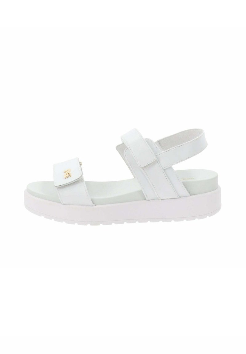 Sandal bianche con tomaia in pelle liscia, cinturino regolabile, dettaglio dorato e suola spessa bianca per supporto e comfort.