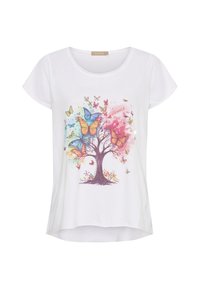 Hvid T-shirt med korte ærmer har et farverigt trædesign med sommerfugle i forskellige nuancer, sat mod en akvarel baggrund.