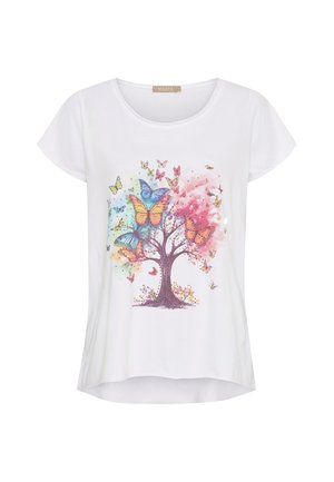 Hvid T-shirt med korte ærmer har et farverigt trædesign med sommerfugle i forskellige nuancer, sat mod en akvarel baggrund.