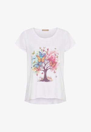 Hvid T-shirt med korte ærmer har et farverigt trædesign med sommerfugle i forskellige nuancer, sat mod en akvarel baggrund.