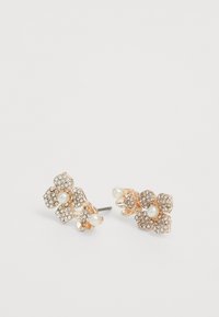 Boucles d'oreilles en forme de fleur en or rose, ornées de cristaux et de perles blanches, avec une finition métallique polie et un design à clou.