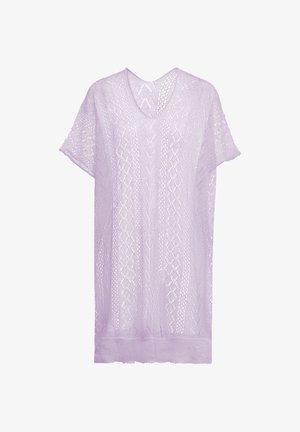 Šviesiai levandų spalvos mezginys tunika su V formos iškerpimu, trumpomis rankovėmis ir sudėtingais deimanto ir zigzago raštais visame audinyje.