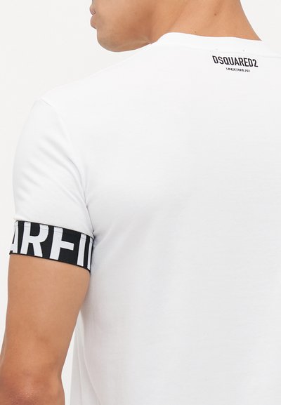 Weißes Baumwoll-T-Shirt mit kurzen Ärmeln. Schwarzer Streifen am Ärmel mit "DSQUARED2" in großen weißen Buchstaben. Markenlogo auf der Rückseite platziert.