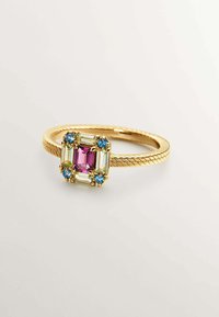 Anillo de oro con banda retorcida; en el centro presenta una piedra de esmeralda rosa rodeada de acentos verdes y azules.