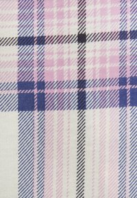 Tela de cuadros en rosa, azul y blanco con patrones de rayas diagonales. Superficie texturizada, con líneas superpuestas de diversos anchos.