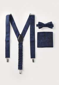 Navyblå justerbare seler med et paisley-mønster, der har metalclips og et frontstykke af sort læder. Inkluderer en matchende butterfly og lommefold.