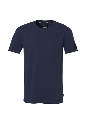 T-shirt blu navy a maniche corte con collo girocollo, con una piccola etichetta nera sulla manica sinistra e etichetta del brand all'interno del colletto.