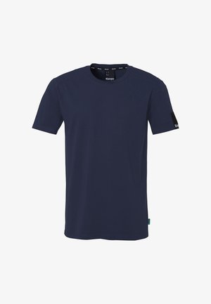 T-shirt blu navy a maniche corte con collo girocollo, con una piccola etichetta nera sulla manica sinistra e etichetta del brand all'interno del colletto.