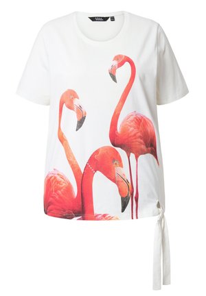 Weißes Baumwoll-T-Shirt mit einem bunten Flamingo-Graphic in rosa und orange Farbtönen; seitlicher Knoten sorgt für ein einzigartiges Designelement.