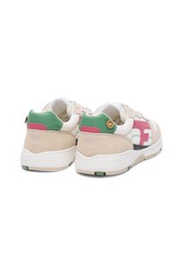 Sneaker mit einem Obermaterial aus beigem Wildleder und Stoff, pinken Akzenten und einem grünen Fersendetail, runder Form und weißer Gummisohle.