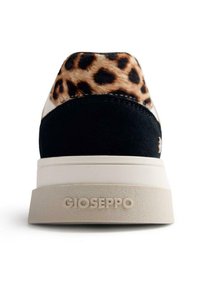 Pannello in stampa leopardata sul tallone, upper in suede nera, suola intermedia bianca e suola esterna beige testurizzata con il marchio "GIOSEPPO".