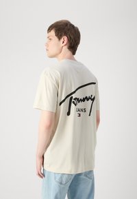 Tommy Jeans SIGNATURE TEE - T-shirt estampada - newsprint