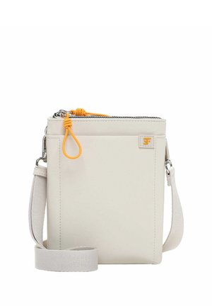 Kremfarvet crossbody taske med justerbar rem, orange lynlåstræk og lille syet logo patch på forsiden.