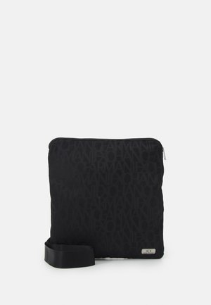 MANS FLAT CROSSBODY - Taška s příčným popruhem - black