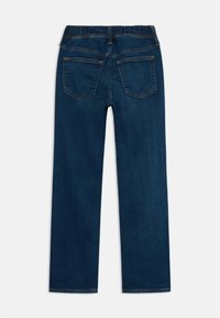 Jeans de mezclilla de un azul oscuro con un corte relajado, cinturilla elástica y dos bolsillos traseros. Costuras reforzadas a lo largo de las costuras y los dobladillos.