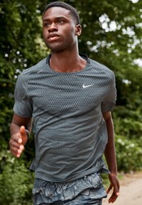 Nike Performance - TECHKNIT ULTRA - T-Shirt sport - black/smoke grey/silver Immagine in miniatura 1