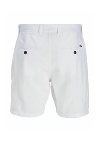 Shorts en coton blanc avec un devant plat, deux poches arrière avec des boutons noirs, et une petite étiquette noire à l'arrière. Design décontracté.