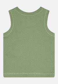 Grønn ribbet tanktop med rund hals og ermeløs design. Glatt tekstur med overlock-sømmer og ingen synlige grafikker.