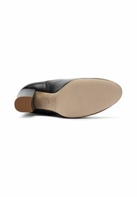 Zapato de tacón alto de cuero negro con punta redondeada y un tacón cuadrado de altura media. La suela es de color beige claro con un sutil branding cerca del área del tacón.