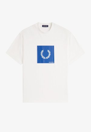 Weißes T-Shirt mit kurzen Ärmeln und Rundhalsausschnitt, auf der Brust ein blaues quadratisches Logo mit einem Lorbeerkranz und dem Schriftzug "Fred Perry".